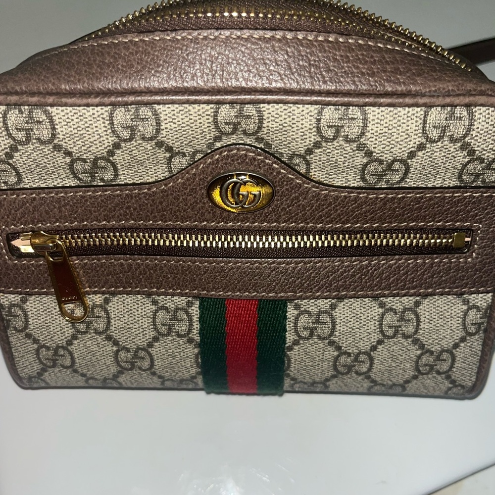 Gucci 7"W x 4.5"H x 2"D Adjustable shoulder strap with a 23.6" drop